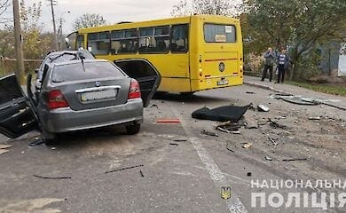 У Рівному водій автомобіля Geely виїхав на зустрічну смугу, зіткнувшись з маршрутним автобусом Богдан