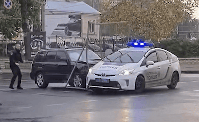 В Одесі водій Subaru протаранив патрульну машину і огорожу