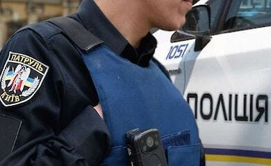У Києві злодії обікрали сплячого хлопця на зупинці