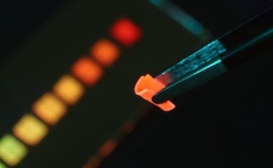 В Швейцарии разработали материал, который может превратить одежду в зарядку для смартфона
