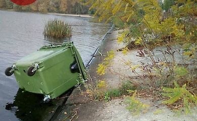 В Киеве вандалы сбросили мусорные контейнеры в Днепр