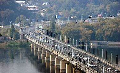 С моста Патона парень спрыгнул «на спор»