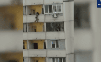 Патрульные сняли с балкона многоэтажки женщину, которая хотела покончить с собой