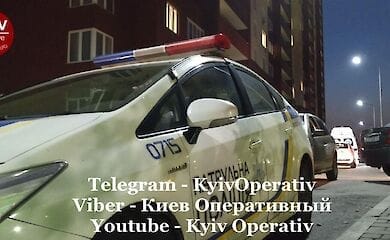 Киевлянка хотела выпрыгнуть с балкона, но полицейские сработали оперативно
