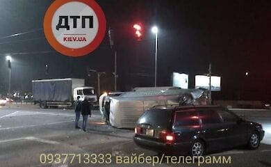 На трасі під Києвом перекинувся мікроавтобус