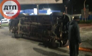 На трасі під Києвом перекинувся мікроавтобус