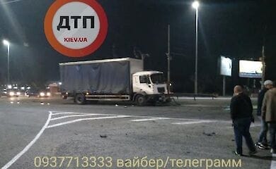 На трасі під Києвом перекинувся мікроавтобус