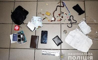 В Киеве на Оболони мужчину ограбили и избили в подъезде