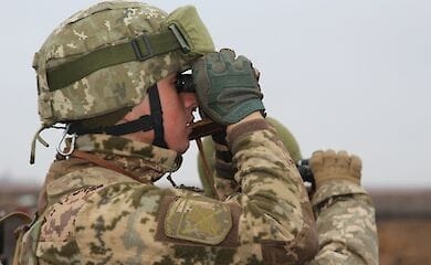 В зоне ООС вражеский снайпер прострелил украинскому бойцу руку