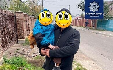 2-летнего мальчика, который сам пошел гулять, вернули домой