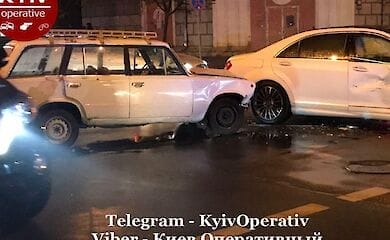 Авария с серьезными материальными последствиями: в центре Киева ВАЗ влетел в Mercedes