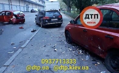 В Киеве на Оболони водитель протаранил припаркованные авто