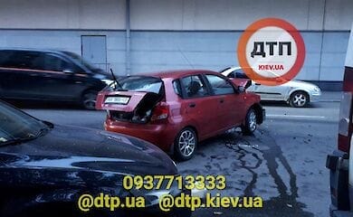 В Киеве на Оболони водитель протаранил припаркованные авто