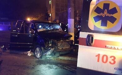 У Києві автомобіль врізався в стовп, водія діставали рятувальники