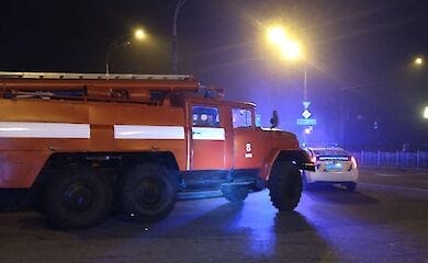 В Киеве автомобиль врезался в столб, водителя доставали спасатели