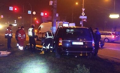 В Киеве автомобиль врезался в столб, водителя доставали спасатели