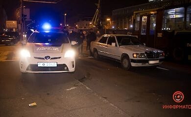 У Дніпрі Mercedes збив дівчину