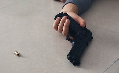 На Закарпатье полицейский, охранявший бюллетени, выстрелил себе в голову