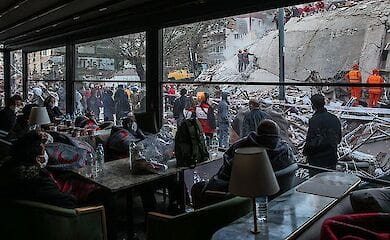 Кількість людей, загиблих під час руйнівного землетрусу на заході Туреччини в провінції Ізмір, досягло 60