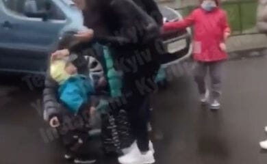 В Киеве водитель ударил девушку, которая вышла на прогулку с двумя детьми