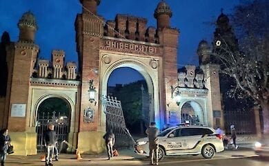 В Черновцах водитель врезался в ворота вуза