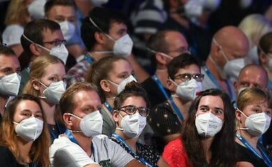 Ученые экспериментально определили пути передачи коронавируса на концертах