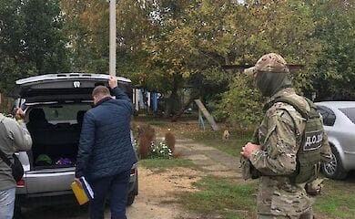 Пяти участникам трансграничной преступной группы сообщено о подозрении в торговле людьми