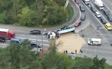 На Оболони грузовик перевернулся и усыпал дорогу соей
