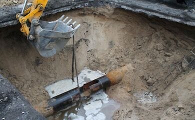 В Киеве на Подоле из-за прорыва трубы жилые дома остались без воды