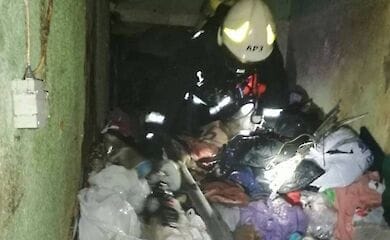 В Киеве пожарные спасли женщину из горящей квартиры