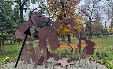 Неизвестные злоумышленники повредили памятник Небесной Сотне