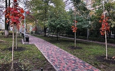 На Лукьяновке обновили сквер