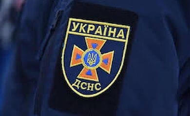 В Киеве спасатели три часа не могли снять мужчину с электроопоры
