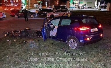 В Киеве водитель насмерть сбил полицейскую, идущую по обочине