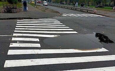 В столице "зебру" для пешеходов нарисовали вокруг лужи