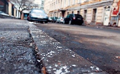 В Киеве начали обрабатывать улицы противогололедными материалами