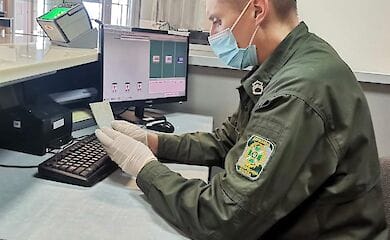 Марокканка заклеїла в паспорті сторінку з відмітками про перетин державного кордону України