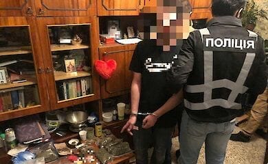 Киевлянин продавал наркотики не выходя из дома