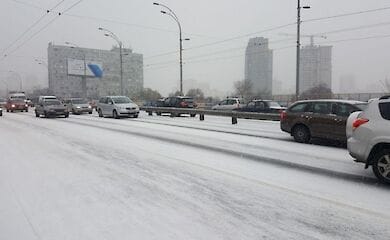 В Киеве на бульваре Леси Украинки из-за снегопада произошло масштабное ДТП
