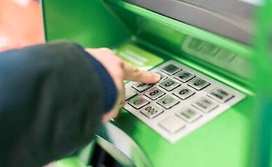 Минсоц проверит пенсионеров, которые долго не пользовались картой для выплат