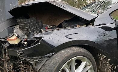 В Киеве авто врезалось в столб: пострадали женщина и годовалая девочка
