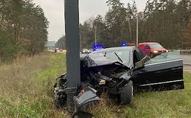 В Киеве авто врезалось в столб: пострадали женщина и годовалая девочка
