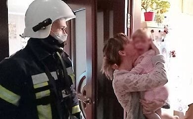 Маленькая девочка закрыла маму на балконе. Женщине пришлось вызвать спасателей