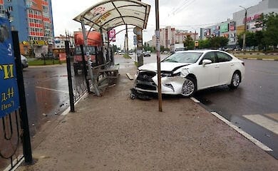 В Киеве автомобиль снова врезался в остановку