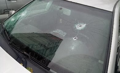 В Киеве на Русановке обстреляли автомобиль