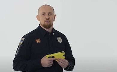 Полицейским могут разрешить применять электрошокер к украинцам