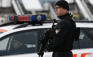 У Швейцарії в місті Лугано жінка з ножем накинулася на двох відвідувачів торгового центру і поранила їх