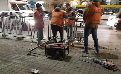 Встановили пішохідні огорожі на проспекті Валерія Лобановського