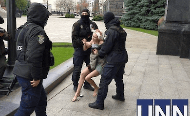 Рядом с ОП девушка устроила "голый" протест | Фото: УНН