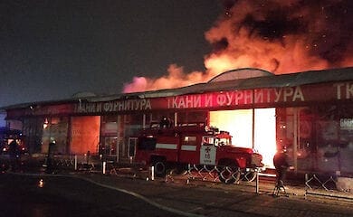 На территории харьковского рынка "Барабашово" в результате пожара уничтожен 21 павильон